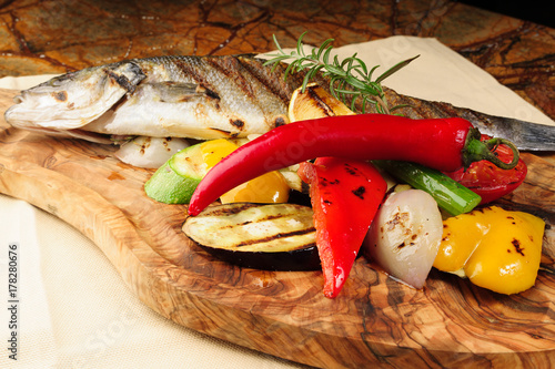 Plakat pieczona ryba z grilla z warzywami