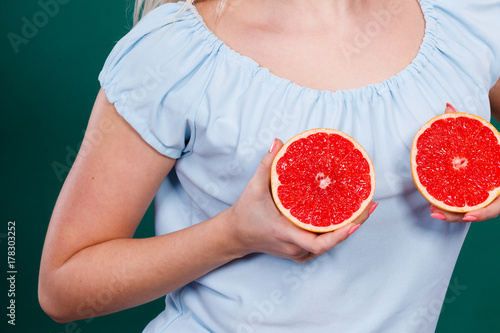 Zdjęcie XXL Kobieta posiada grejpfrutowy owoc cytrusowy na piersi
