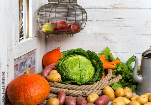 Zdjęcie XXL różnorodność surowych warzyw na drewnianym stole