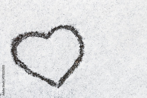 Plakat serce w śniegu zimą leśną naturę