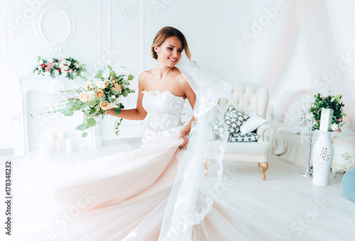 Cuadros en Lienzo beautiful bride in a luxurious dress in eco-style