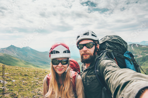 Zdjęcie XXL Para turystów Mężczyzna i Kobieta razem biorąc selfie wspinaczka w górach Koncepcja życia Travel Concept turystów na sobie narzędzi hełm