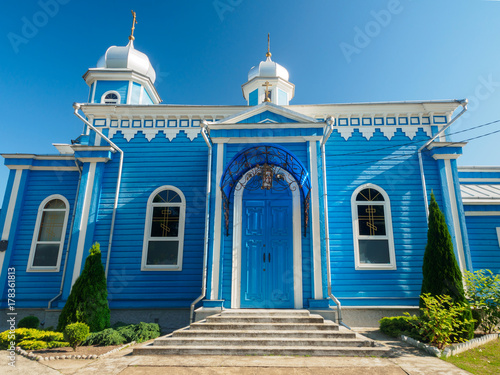 Zdjęcie XXL Fasada drewnianego kościoła prawosławnego