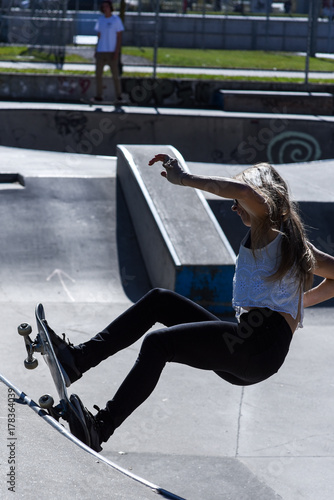 Zdjęcie XXL Łyżwiarki dziewczyna w miastowym Skate parku w Innsbruck Austria