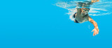 Schwimmen unter Wasser Mann blau Kraulen Training