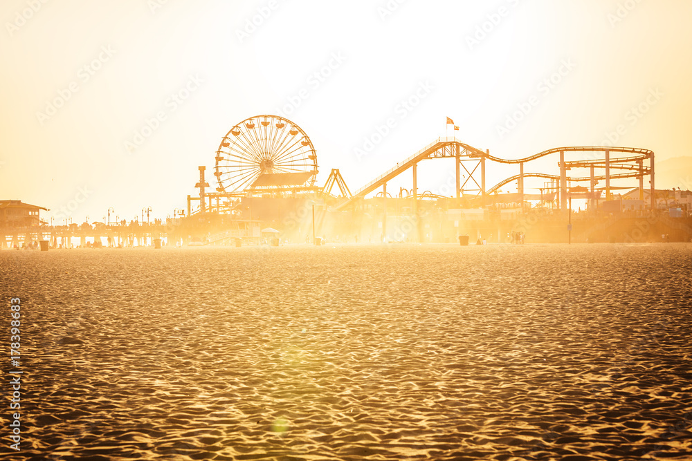 Golden sunset on Santa Monica beach - obrazy, fototapety, plakaty 