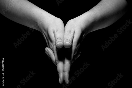 Plakat ręce w mudra gest na czarnym tle