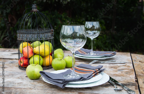 Zdjęcie XXL Piknikowa kolacja serwująca dekoracje - na zewnątrz na podwórku lub w parku, układając pomysły