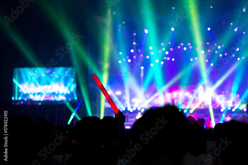 Plakat zatłoczone osoby na koncercie w plenerze w nocy