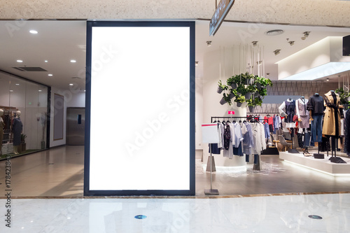 Zdjęcie XXL pusta tablica ogłoszeń w nowoczesnym centrum handlowym