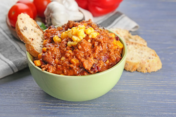 Wall Mural - Bowl with chili con carne on table