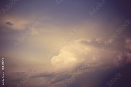 Plakat Ciemne niebo z dużą chmurą, wieczór cloudscape