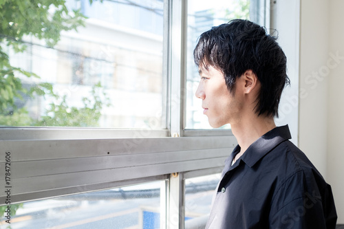 窓から外を見る男性 Stock 写真 Adobe Stock 窓から外を見る男性 Stock 写真 Adobe Stock
