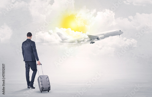 Plakat Biznesmen chodzi z samolotem z bagażem