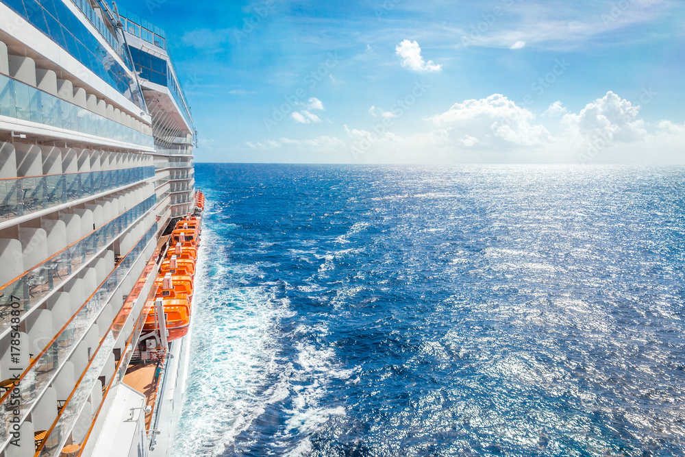 Cruise ship - obrazy, fototapety, plakaty 
