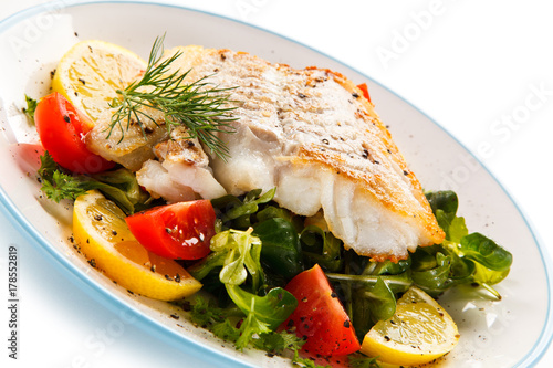 Plakat Danie rybne - smażony filet z ryby i warzywa