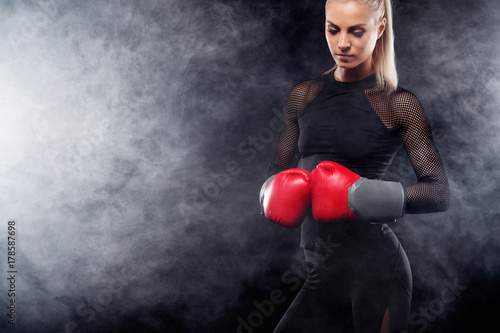 Zdjęcie XXL Silny atletyczny, kobieta bokser, boks na szkolenia na czarnym tle. Sport boks koncepcji z miejsca kopiowania.