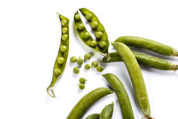 Wall Mural - fresh green peas isolated on a white background..