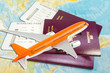 © Unclesam - avion sur passeports avec cartes d'accès à bord, concept voyages par avion