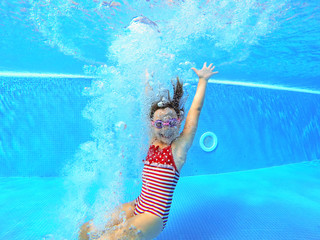 Little girl swimming  in pool.