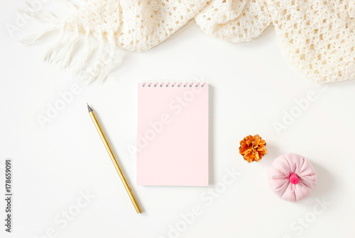 Fotomural Pink notebook and golden pencil on white tabletop, handmade scar