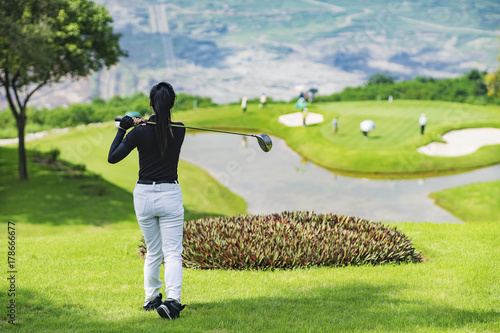 Plakat dama golfowa huśtawka na polu golfowym