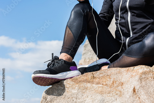 Zdjęcie XXL kobieta siedzi na skałach