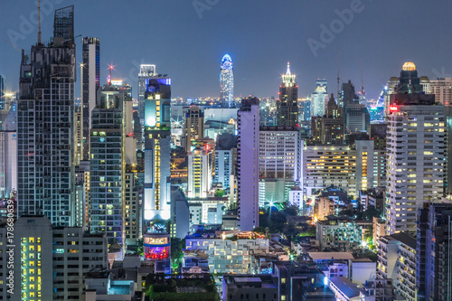 都会 夜の景色 ビル 光 Stock Photo Adobe Stock