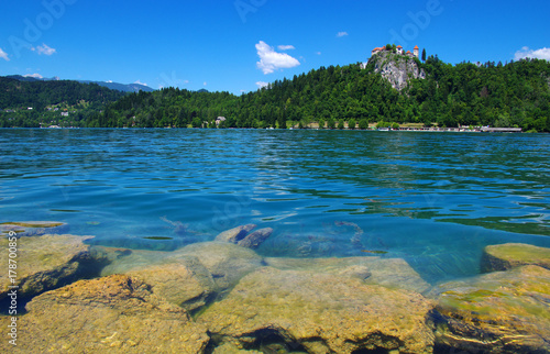 jezioro-bled-polodowcowe-w-alpach-julijskich-widok-z-poziomu-wody