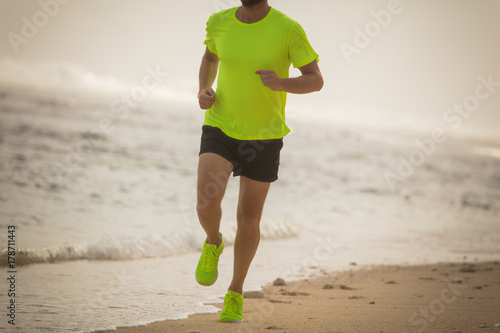 Plakat Jogging na tropikalnej, piaszczystej plaży w pobliżu morza / oceanu.