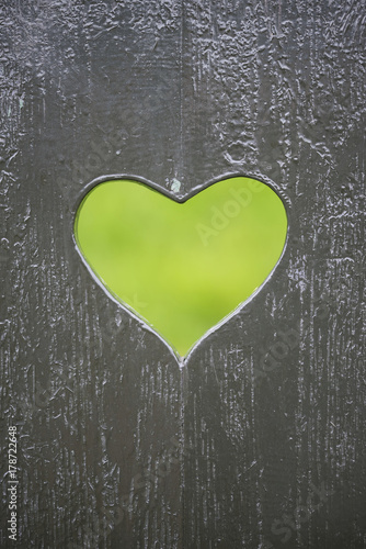 Zdjęcie XXL Kolorowy serce kształtujący miłość symbol na drewnianej ławki pojęcia wizerunku