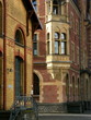 Krafthaus und Altes Hafenamt mit schöner alter Backsteinfassade bei Sonnenscheinim Rheinauhafen in Köln am Rhein in Nordrhein-Westfalen