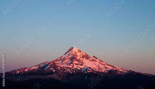 Fotomural Dusk Alpenglow from Lost Lake Butte of Mt. Hood