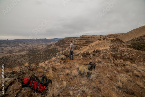 Fényképezés Enjoying Mountain Summit After Backpacking near the Painted Hills 4