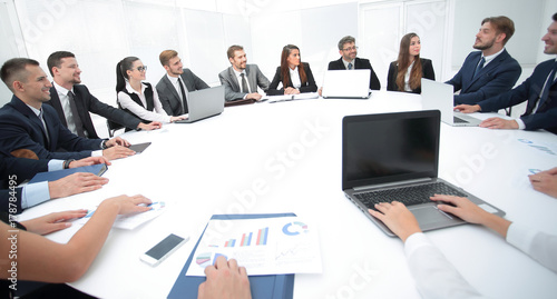 Cuadros en Lienzo meeting of shareholders of the company at the round - table.