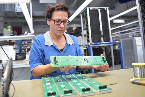 Plakat nowoczesna produkcja mikroelektroniki, kontrola jakości przez kobietę w fabryce