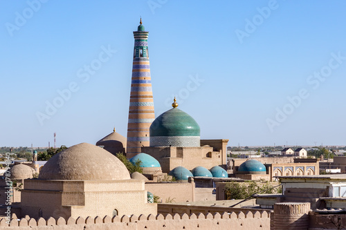 Plakat Islam Khoja Minaret i meczet w Itchan Kala, miasto wewnętrzne miasta Khiva - Uzbekistan