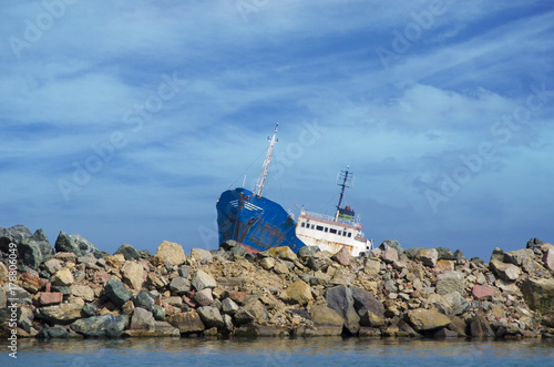 Sinking Ship Accident Kaufen Sie Dieses Foto Und Finden