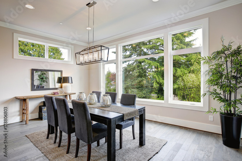 Fotografía Luxurious modern dining room boasts a black dining table