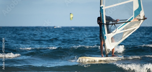 Dekoracja na wymiar  windsurfer-surfujacy-na-wietrze-na-falach-oceanicznego-morza