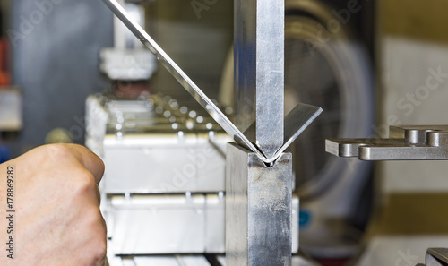 Fotomural Bending of metal on the machine.