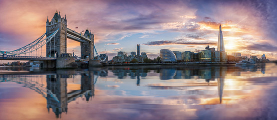 Fototapete - Von der Tower Bridge bis zur London Bridge, die  Skyline von London bei Sonnenuntergang
