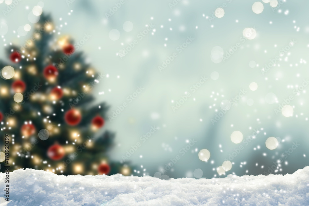 unscharfer geschmückter christbaum im schnee, weiße weihnachten hintergrund Stock Photo