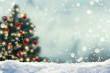 unscharfer geschmückter christbaum im schnee, weiße weihnachten hintergrund 