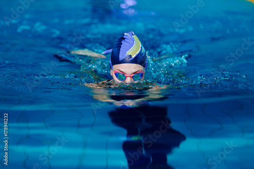 Plakat kobieta pływacka z pływackim kapeluszem w basenie