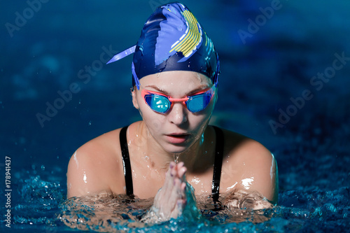 Zdjęcie XXL kobieta pływacka z pływackim kapeluszem w basenie
