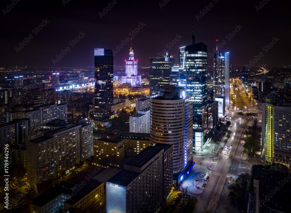 Centrum Warszawy nocą - obrazy, fototapety, plakaty 