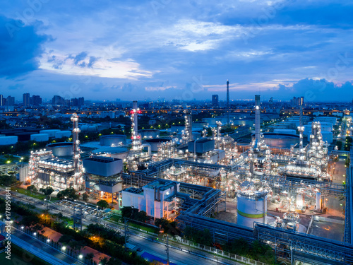 Zdjęcie XXL Widok z lotu ptaka zmierzchu rafinerii ropy naftowej, strzał z drone rafinerii ropy naftowej i zakładów petrochemicznych o zmierzchu, Bangkok, Tajlandia