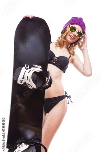 Foto young pretty woman in black bikini hold snowboard