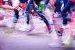 Beine mit Bewegungsunschärfe – Läuferinnen bei Frauenlauf